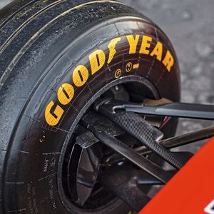 Senkrecht montierte vordere Stoßdämpfer kehrten in den Wagen der Scuderia zurück, und an jeder Ecke des F300 wurden unabhängige Torsionsstangen mit Schubstangen montiert, ebenso wie Bremsscheiben aus Carbon und 13-Zoll-Leichtmetallfelgen von Bridgestone.(Bild:  Kevin Van Campenhout ©2022 Courtesy of RM Sotheby’s)