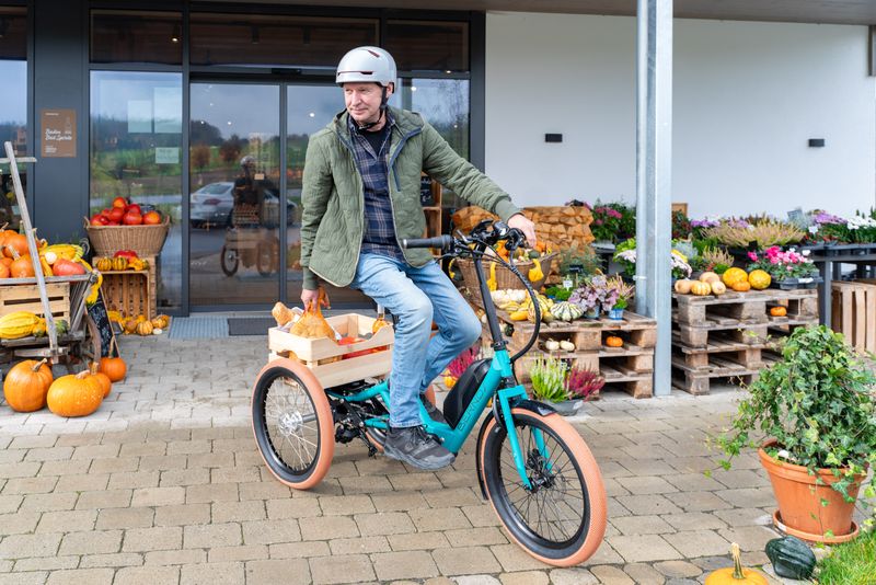 Das „Cargo Gretel“ von Bernds ist ein E‑Dreirad, das mit hoher Stabilität punktet. Das Rad rollt auf 20-Zoll-Rädern mit einem Vorderrad und zwei Hinterrädern. Der Aufbau ermöglicht das Anbringen einer großen Transportplatte oder eines Korbes hinter dem Sattel. Dank einer eigens entwickelten mechanischen Antriebsstabilisierung bleibt das Bike auch in Kurven kippstabil und lässt sich einfacher in der Spur halten. Tretunterstützung kommt von einem Shimano-Antrieb, wahlweise EP 5000 oder EP 8. Es  stehen zwei Akkus (504 Wattstunden und 630 Wattstunden) zur Wahl. Das E‑Bike kann individuell im Bernds-Konfigurator zusammengestellt werden, z. B. gibt es unterschiedliche Schaltungsarten, Kette oder Riemenantrieb sowie verschiedene Komponenten und Farboptionen. Zwei Rahmengrößen sind möglich, und das Rad passt somit für Menschen zwischen 140 und 210 Zentimetern Körpergröße. Das Rad lässt sich mit ein paar Handgriffen kompakt und platzsparend zusammenfalten und so auch im Kofferraum transportieren bzw. es passt auf den Rollstuhlstellplatz in Bus und Bahn. Der Preis beginnt bei 7.400 Euro. (Bild: www.bernds.de | pd-f)