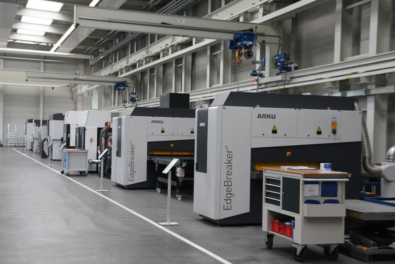 Die Edgebreaker-Entgratmaschinen (vorne) hat Arku selbst entwickelt, die Edgeracer-Maschinen (hinten) kommen von Wöhler. (Bild: Itasse)