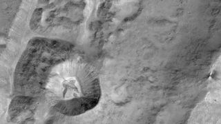 Bild eines Kraters von 1.4 km Durchmesser (links) auf dem Rand eines noch viel grösseren Kraters nahe dem Mars-Äquator. Die Auflösung beträgt 7.2m/Pixel. Die Bilder sind gestochen scharf und zeigen, dass die Datengewinnung der Kamera sehr gut funktioniert. (Ausschnitt) (© ESA/Roscosmos/ExoMars/CaSSIS/UniBE)