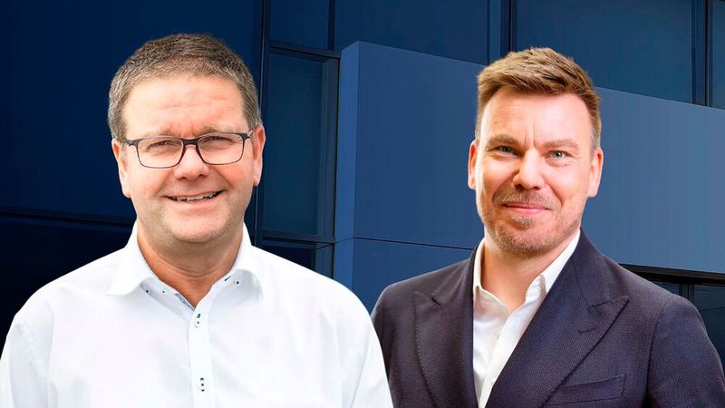Der Volkswagen- und Audi-Partnerverband (VAPV) und der Scania-Händlerverband arbeiten künftig zusammen. Im Bild: Alexander Sauer-Wagner (r.), Sprecher der VAPV-Geschäftsführung, und Andreas Knirsch, Vorsitzender des Scania-Händlerverbands.(Bild:  Volkswagen- und Audi-Partnerverband)