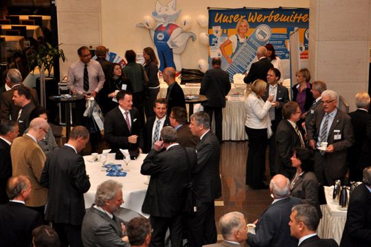 Zwischen den einzelnen Tagungspunkten war auf der 39. Bundestagung des Deutschen Kraftfahrzeuggewerbes Netzwerken angesagt. Zudem konnte man sich an den zahlreichen Ständen der begleitenden Partner-Ausstellung informieren. (Rehberg)