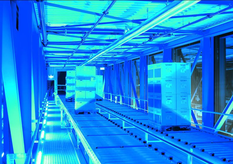 Das Acherner Logistikzentrum erledigt nicht nur die weltweite Distribution der Duravit-Produkte, sondern wird selbst zum Design-Objekt. So ist die Brücke zwischen den Lagerkomplexen nachts in magischem Blau beleuchtet. (Archiv: Vogel Business Media)