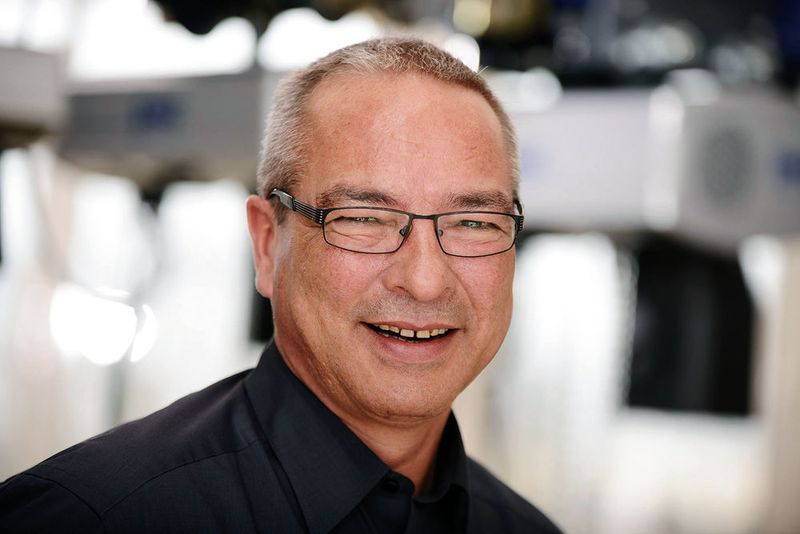 Robert Menstell, Sales Director Germany bei SWF Krantechnik: „Die Steuerungsoption ,Cranes in Tandem‘ ermöglicht es, zwei Kräne gleichzeitig mit einer Funkfernsteuerung zu beherrschen.“ (RALF GROSSE SCHUTE)