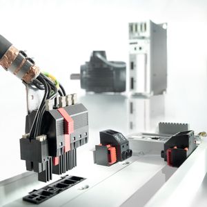 Power-Hybrid-Leiterplattensteckverbinder mit Push-In-Anschlusssystem und Push-Button im Einsatz bei einem Frequenzumrichter