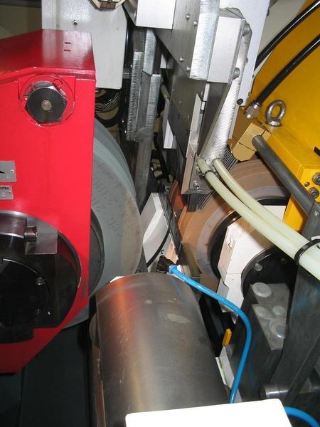 Bild 1: Die spitzenlose Einstechschleifmaschine Kronos speed für Werkstücke mit einem Durchmesser bis 8 mm und einer Länge bis 80 mm  wechselt Werkstücke in weniger als 1 s. (Archiv: Vogel Business Media)