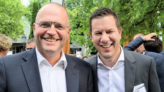 Exclusive-Geschäftsführer Martin Twickler – im Bild mit Ralf Haubrich, Vertriebschef von Ocedo – hatte 20 Hersteller und 60 Systemhausvertreter zum Partnertag ins Münchner Seehaus eingeladen. (Bild: IT-BUSINESS)
