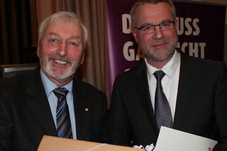 Freisprechung bei der Kfz-Innung Flensburg Stadt und Land: Obermeister Günther Görrissen (li.) und Gastredner Sven Mohr. (Foto: Innung)