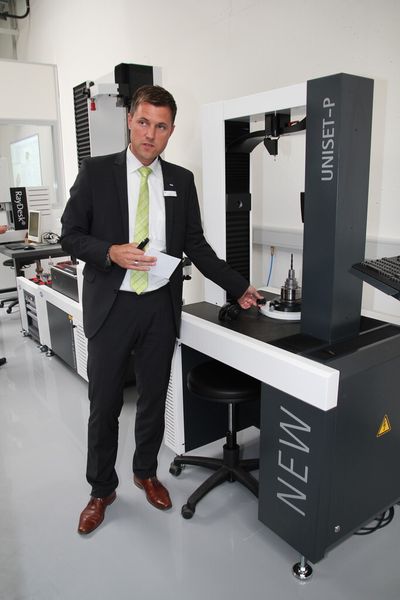 Im Anschluss an den Mapal Dialog am 16. und 17. Juni lud das Unternehmen zur Pressekonferenz, in der neben Fachvorträgen zu neuen Technologien und Verfahren eine Werkzeugvorführung zu bestaunen war. (Bild: Sonnenberg)