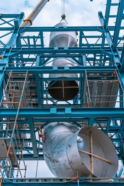 Montage einer der beiden Venturi-Wäscher (Bild: Gunvor Raffinerie Ingolstadt)