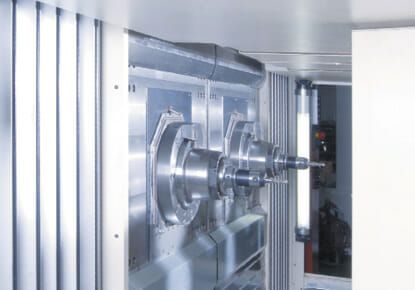 (Das doppelspindlige Bearbeitungszentrum der Firma Schmid ist mit zwei horizontalen Spindeln ausgestattet. Im oberen Bereich sorgt ein Vierpunktlager von Rodriguez im vertikalen Werkzeug-Magazin für die Drehung. Bild: Schmid GmbH)