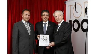 Lothar Späth, Ministerpräsident des Landes Baden-Württemberg a.D., überreicht Joachim und Daniel Huber (v.l.n.r.) das Top 100-Gutesiegel. (Bild: compamedia)