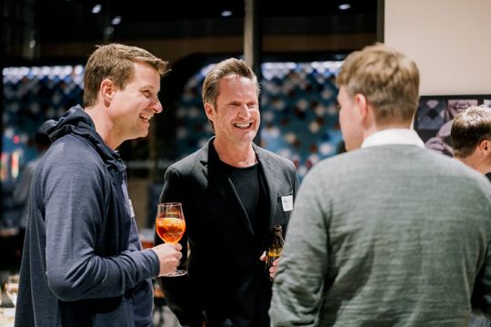 (Mario Raatz (Mitte) ist CSO von Roqqio und nimmt als einer der E-Commerce-Experten am 4x4-Dinner teil. (Bild: Roqqio @simonthon))