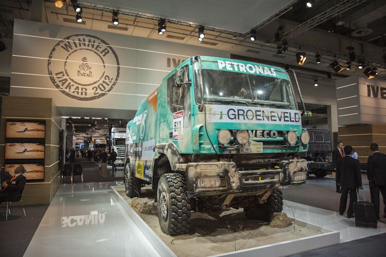 Die Iveco-Fahrzeuge wühlen sich selbst durch Schlamm und Dreck. (Foto: Suffner)