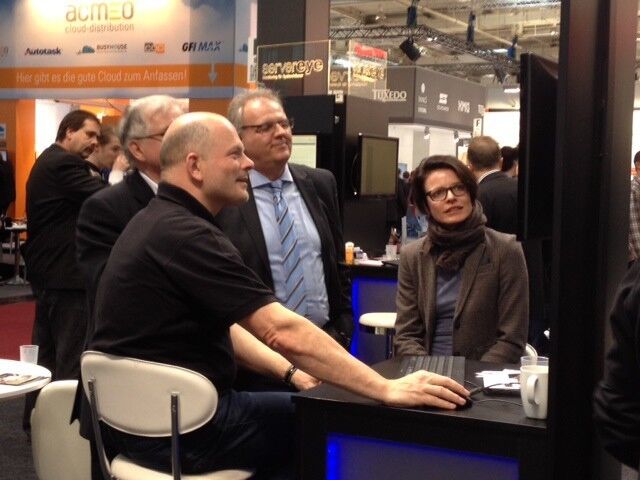 Ralf Huck, Geschäftsführer von Ralf Huck Datentechnik, erklärt interessierten Fachhändlern in Halle 15 auf Stand F81 die Management-Lösung Tanss. (Bild: IT-BUSINESS)