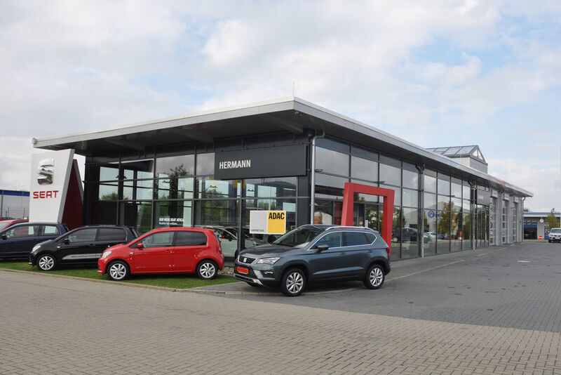 Die Hermann-Gruppe hat ihren Weg fortgesetzt, mit den vier Marken Renault, Dacia, Ford und Seat in ihren Marktgebieten zu wachsen. Nach dem Seat-Autohaus in Northeim (im Bild) wird nun der Standort Einbeck aufgerüstet, wo alle vier Marken einen neuen Auftritt bekommen. Das Jahr 2018 gehört aber dem digitalen Vertriebskanal. Zum Jahreswechsel startet der selbstgebaute Online-Shop. (Grimm / »kfz-betrieb«)