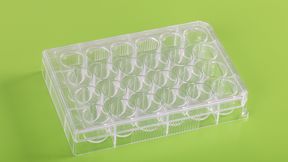 Validée, transparente, sûre : cette plaque de culture cellulaire complexe est fabriquée sur une machine Engel e-motion 280 combi M. L'assistant de validation facilite la gestion reproductible du processus et assure un suivi traçable de celui-ci. (Bild: Ange)