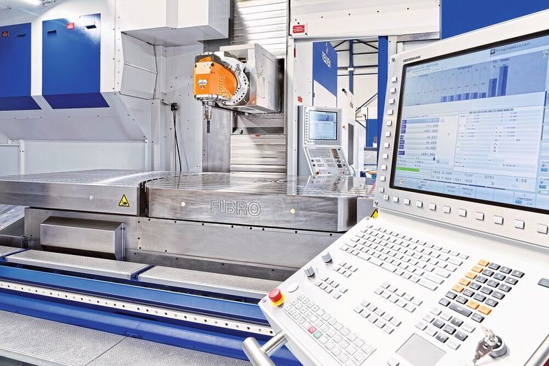 Der Fibro-Rundtisch bei dieser BFR24 misst 1800 x 1400 mm und ist zwischen zwei Starrtischteilen platziert. Die 5-Achs-Maschine wurde von Reiden mit einer zusätzlichen B-Achse ausgestattet. Ein zweites Bedienpult ermöglicht einen optimalen Einblick in den Maschinenraum.  (Fibro)