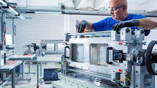 Der Batteriehersteller Farasis Energy hat eine schnallladefähige Variante seiner Batteriezellen der vierten Generation vorgestellt. Im BIld: Blick in die Produktion von Farasis Energy. (Bild: Arne Hartenburg/Farasis Energy Europe)