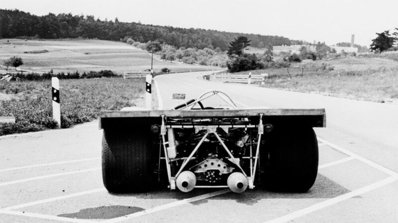 Ein 917/10 Spyder 1971 auf der Strecke, der Blick geht unverstellt nach Norden zum Entwicklungszentrum. Leitplanken sind noch eher die Ausnahme, als Streckenbegrenzung dienen örtliche Gewächse.  (Dr. Ing. h.c. F. Porsche AG)
