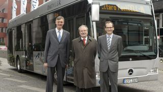 Vorstellung des Citaro FuelCELL-Hybrid in Hamburg (v.l.n.r): Dr. Christian Mohrdieck, Leitung Antriebstechnik für Brennstoffzellen- und Batterietechnologie, Daimler AG, Günther Elste, Vorstandsvorsitzender, Hamburger Hochbahn AG, und Richard Averbeck, Leitung Entwicklung Daimler Buses, Daimler AG (Archiv: Vogel Business Media)