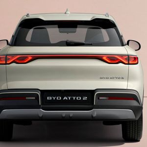 Die Grafik der Rückleuchten erinnert an eine liegende 8.(Bild:  BYD)