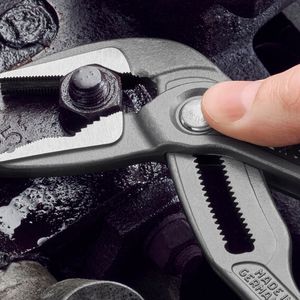 Die kompakte Variante greift Durchmesser bis 32 mm, der große Bruder bis zu 40 mm. (Bild:  Knipex)