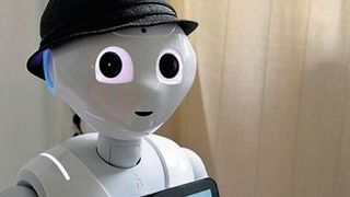 Roboter Pepper hat Sensoren am Kopf und an den Fingern. Er kann hören, sehen, sprechen und sogar Stimmlagen und Emotionen erkennen. (Universität Siegen)