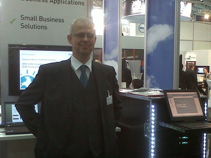 Michael Pirker von IBM Deutschland, zuständig für IBM SAN Volume Controller, erklärt die Vorteile eines Storage Area Network. (Bild: fka)