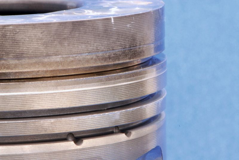 Bild 3: Um saubere Ringnuten zu erhalten, wird das Trockeneisstrahlen mit einem Ultraschallbad kombiniert. (Bild: Asco)