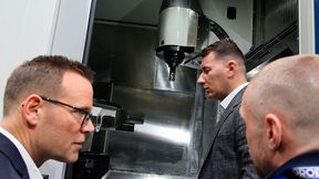 Stets umlagert war das neue Portalbearbeitungszentrum GP 1350, die erste Maschine ihrer Art im Lieferprogramm des Werkzeugmaschinenherstellers. Mit diesem Bearbeitungszentrum schließt der Hersteller die Lücke im Bereich großdimensionierter Bearbeitungslösungen und setzt neue Maßstäbe hinsichtlich Arbeitsraum, Flexibilität und Präzision.  (Bild: Maschinenmarkt/rw)