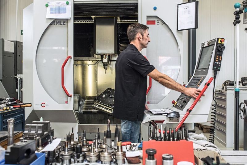 Trotz vielfältiger Anforderungen in der Fertigung ist Schülken Form bestrebt, alles mit einer standardisierten Werkzeugliste zu bewältigen, die auf 300 verschiedene Typen begrenzt ist. (Bild: Schülken Form)