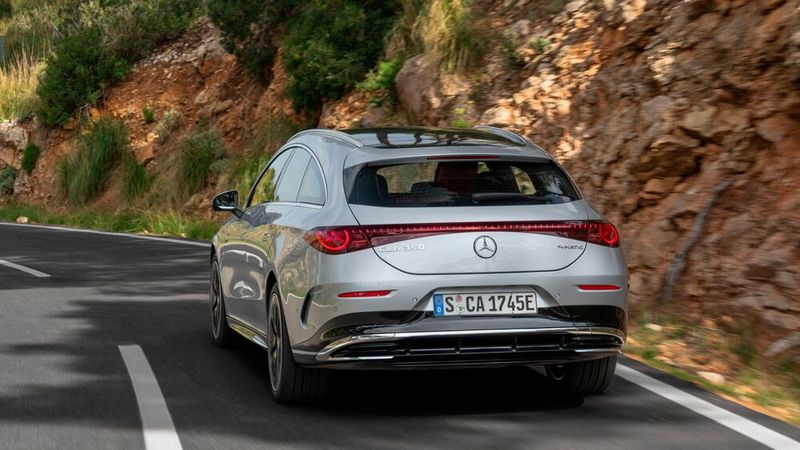 Die Kreativen haben dem Mercedes-Stern kommunikative Wucht verliehen. Unter anderem strahlt er am Heck in leuchtendem Rot.  (Bild: Mercedes-Benz)