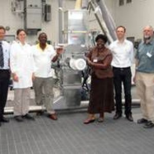 Im Food Technikum von Coperion fand im Beisein von Vertretern der PIBID die Werksabnahme
des ZSK 54 MEGAvolume PLUS zum Aufbereiten von Kochbananen zu Quellmehl für den
nährstoffreichen Matooke-Brei statt. 