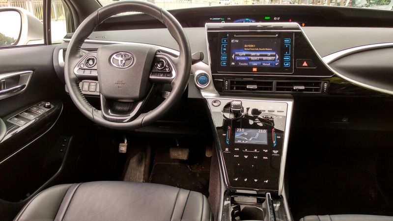 Toyota hat den Mirai vor fünf Jahren vorgestellt, futuristisch wirkt er auch heute noch. Die Bedienung klappt intuitiv. (Bild: Thomas Günnel/»Automobil Industrie«)