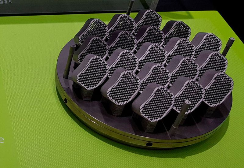 ... So können z.B. Wirbelsäulen-Implantate wirtschaftlich in der Serie hergestellt werden... (D.Quitter/konstruktionspraxis)