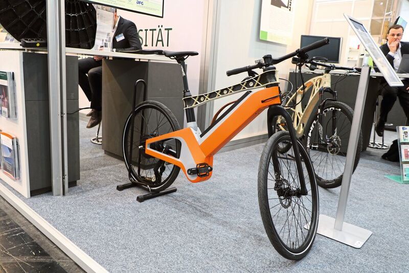 Die Funktionsweise dieser Technologie haben die Forschenden anhand eines Fahrrad-Oberrohr-Demonstrators zur Hannover Messe 2019 auf dem Gemeinschaftsstand „Forschung für die Zukunft“ präsentiert. (K. Juschkat/konstruktionspraxis)