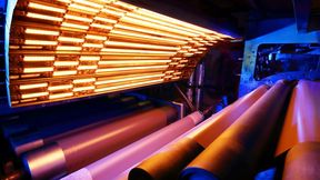 Auf der Fakuma wird Excelitas unter anderem seine Infrarot-Systeme vorstellen, die Warenbahnen folgen können und an deren unterschiedliche Breiten anpassbar sind. Das verringere den Energiebedarf. (Bild: Excelitas / M. J.Toole)