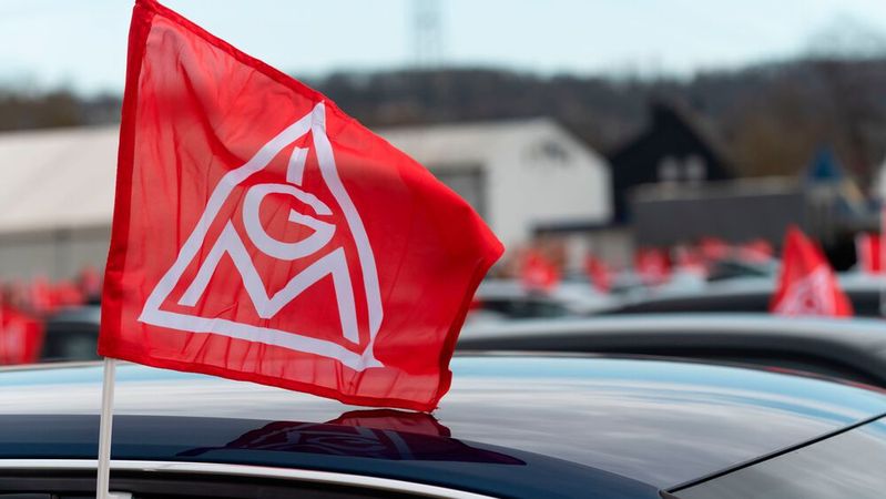 Am Dienstag kam es zu ersten Warnstreiks im Kfz-Handwerk. Die IG Metall hatte dazu bundesweit Beschäftigte aufgerufen. Weitere Warnstreiks sollen folgen. (Bild:  2021-03-16 Koblenz Warnstreik IG Metall DSC_9490 /Max Gerlach / CC BY-SA 2.0)