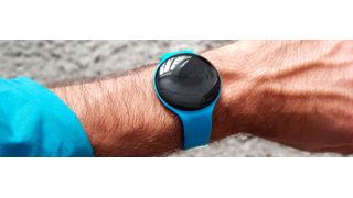 Das Corona-Warnarmband soll ermöglichen, dass auch diejenigen in der Gesellschaft, die kein Smartphone besitzen oder es nicht bedienen können, frühzeitig über den Kontakt mit infizierten Personen informiert werden.  (Bild: Benjamin Walczak )