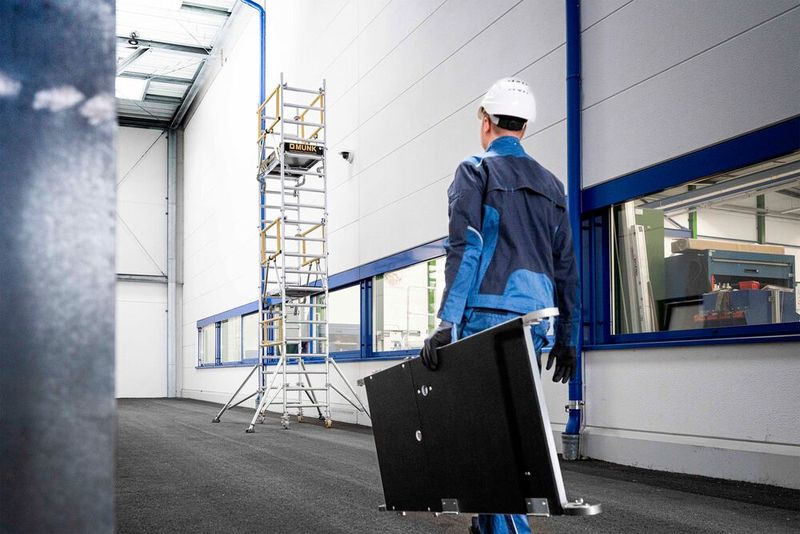 Mit dem Flexxtower von Günzburger Steigtechnik erreicht man ganz allein und in kürzester Zeit Arbeitshöhen von bis zu 6,10 Metern. (Bild: Munk Günzburger Steigtechnik)