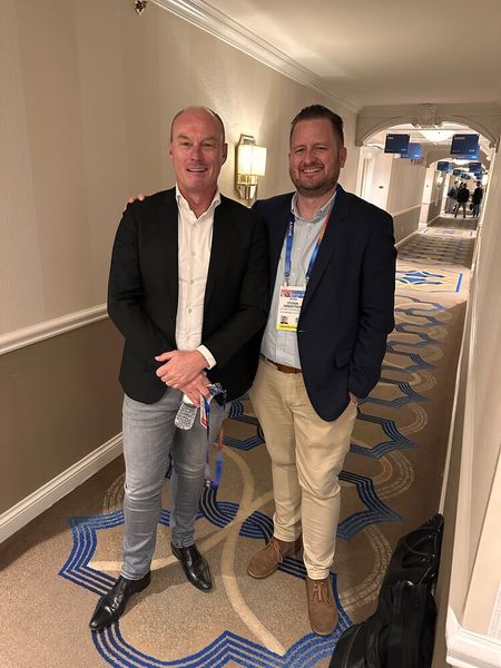 Auf dem Hotelflur trifft man immer wieder Leute, wie z. B. Maarten Guijt (Seagate) und Stefan Ebnöther (Littlebit). (Bild: Vogel IT-Medien)