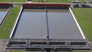 Das Klärwerk Forchheim bei Freiburg/ Breisgau ist eine der größten Kläranlagen in Süddeutschland. Im Bild: das Vorklärbecken, in dem das Microflizz-System nachgerüstet wurde. (Bilder: Igus)