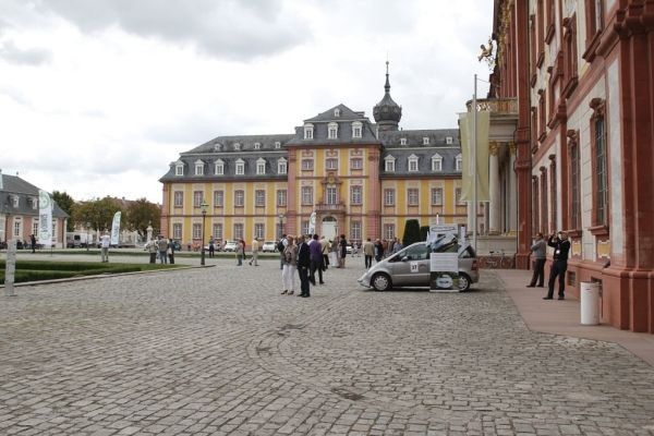 Bertha Benz Challenge, 2. Tag: Ankunft der Teilnehmer am Bruchsaaler Schloss (Ulrich Steinlechner)