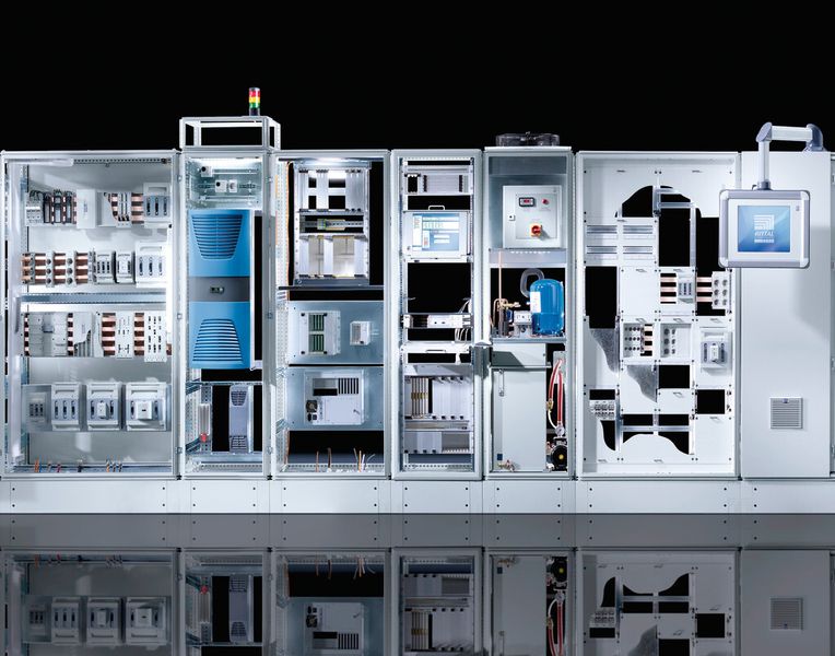 Das Schaltschranksystem TS 8 bildet die Grundlage für das Systemprogramm „Rittal – Das System“  mit Stromversorgung, Klimatechnik, IT-Struktur und Planungswerkzeug. (Rittal)