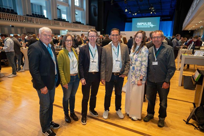 Gruppenfoto mit den anwesenden Pressevertretern und dem Synaxon-Vorstand (v.l): Martin Fryba, Margrit Lingner, Mark Schröder, Miguel Rodriguez, Susanna Hinrichsen-Deicke und Ronald Wiltscheck. (Bild: Valentin Diehl)