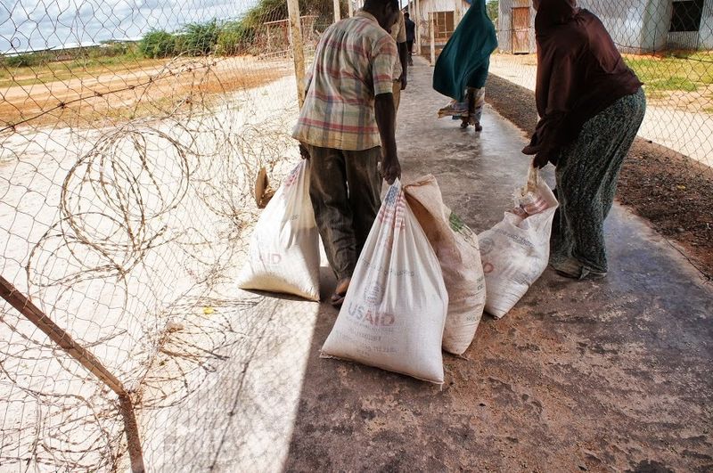 Die verbreitetste Methode die Spenden zu Transportieren ist, sie in den Säcken am Boden entlang zu schleifen - auch wenn das Ausgabepersonal immer wieder erwähnt, dass die Säcke dadurch ausleiern, kaputt gehen, Lebensmittel verloren gehen und verunreinigt werden. ( Photo: 2013 CARE Kenya / Mary Muia
Mag ich)