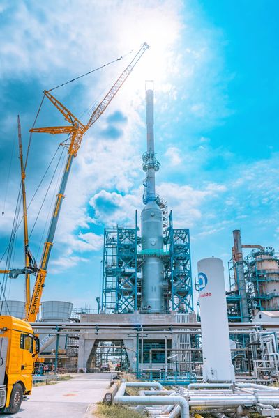 Das 44 Tonnen schwere Kolonnen-Oberteil mit einer Länge von 14,9 Metern wurde verbaut. Den Abschluss bildete der 38 Meter lange und 23 Tonnen schwere Kamin. (Bild: Gunvor Raffinerie Ingolstadt)