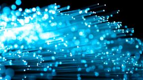 Leistungsfähige Rechenzentren setzen seit Jahren auf Glasfaser: Nun erhöht
Künstliche Intelligenz Server- und Stromlasten und verschärft damit die
Anforderungen an Übertragungskapazität und Latenzzeit. (Bild: © nikkytok - stock.adobe.com)