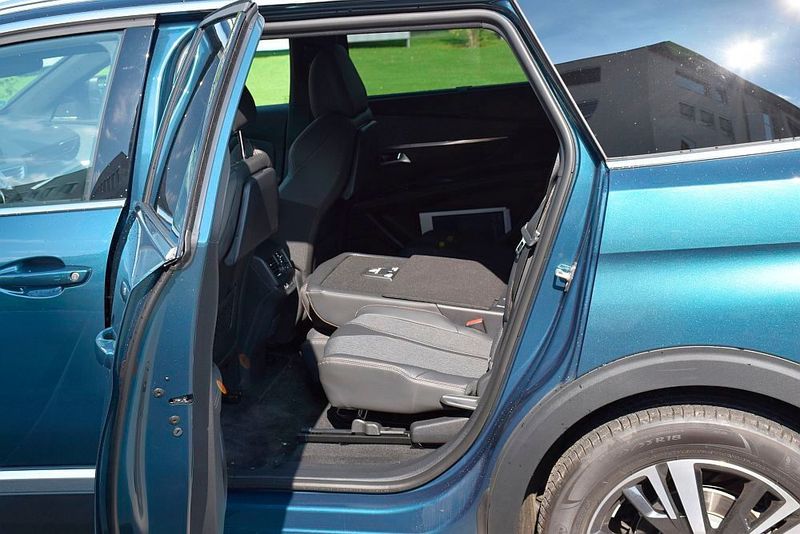 Die zweite Reihe besteht aus Einzelsitzen, die sich getrennt verschieben und umklappen lassen. (Jan Rosenow)